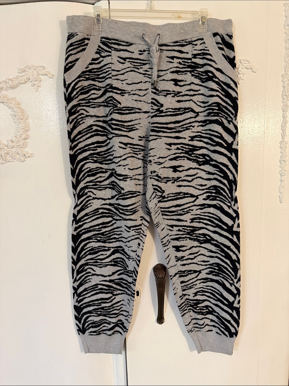 Chico's Zenergy Gray & Black Zebra-Print Sweater Knit Joggers SZ 2. L